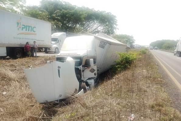 Ocurre carambola de vehículos sobre la autopista La Tinaja-Cosamaloapan