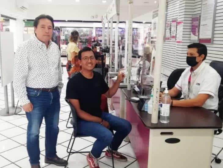 INE expide la primera credencial de elector a una persona no binaria en Yucatán