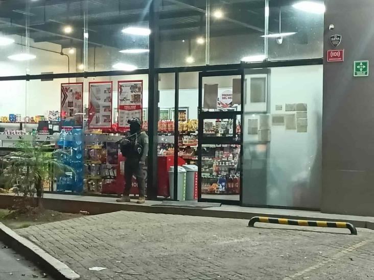 Sujetos asaltan tienda de conveniencia en Xalapa; empleada sufre crisis nerviosa