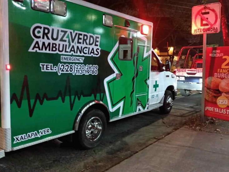 Sujetos asaltan tienda de conveniencia en Xalapa; empleada sufre crisis nerviosa