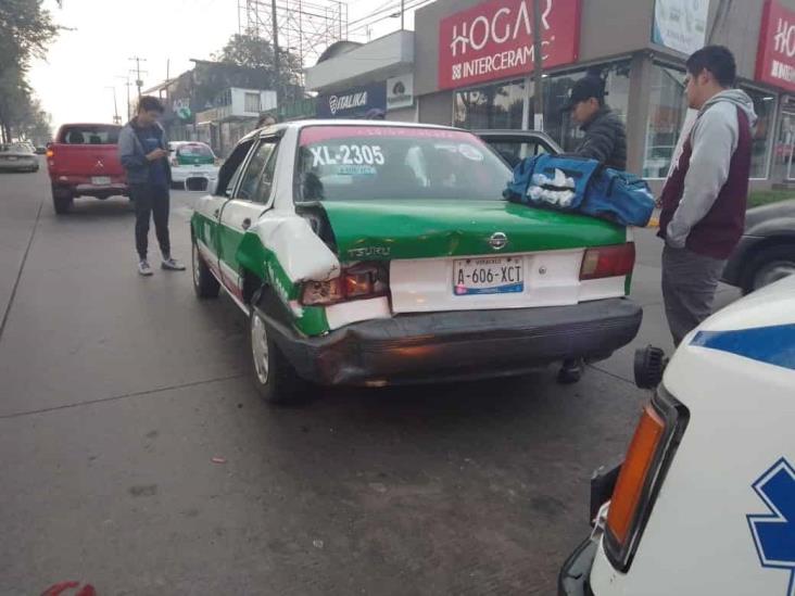 Camioneta choca contra taxi en la avenida Lázaro Cárdenas, en Xalapa