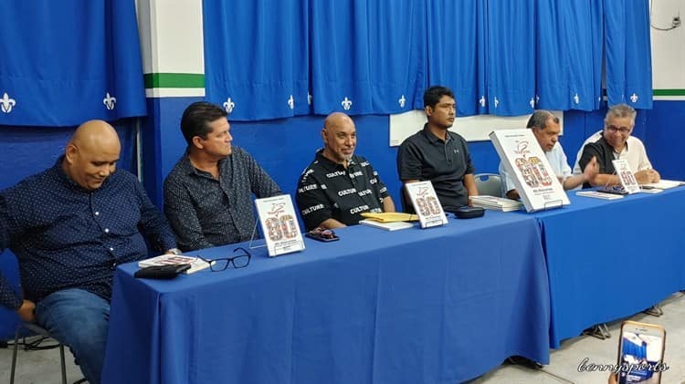 Presenta Diego Hernández libro sobre  Tiburones Rojos