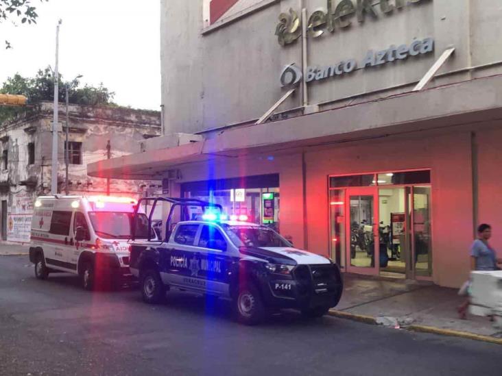 Obrero sufre aparatosa caída en techo de Elektra en Veracruz (+video)