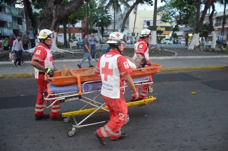 Rescatan a obrero caído en techo de Elektra en Centro de Veracruz (+video)