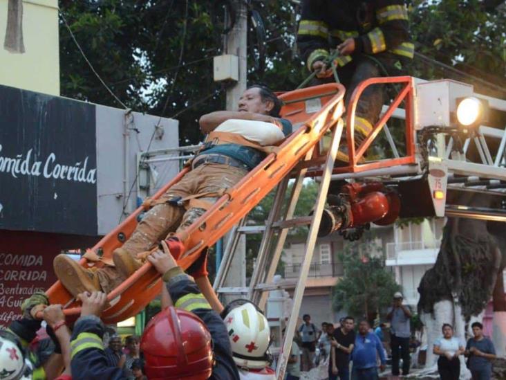 Rescatan a obrero caído en techo de Elektra en Centro de Veracruz (+video)