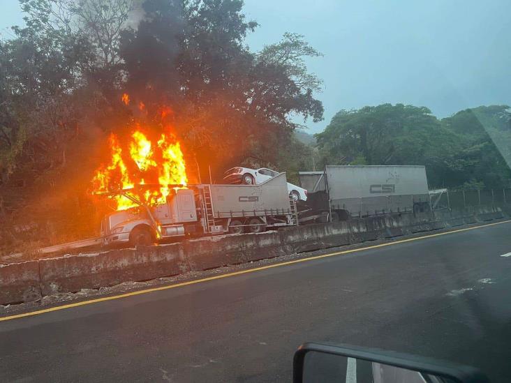 Tras corto circuito, se incendia tráiler-Nodriza en La Mancha, Veracruz