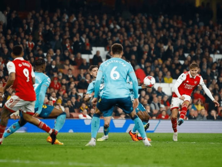 Arsenal saca el empate al Southampton y sigue de líder