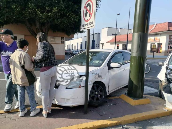 Chocan vehículos en Orizaba; hay tres personas lesionadas