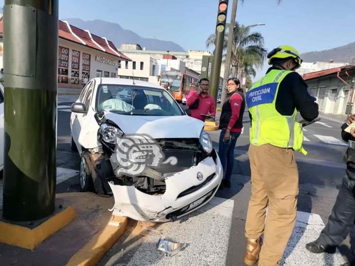 Chocan vehículos en Orizaba; hay tres personas lesionadas