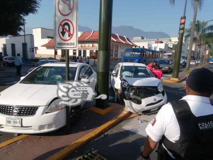 Chocan vehículos en Orizaba; hay tres personas lesionadas