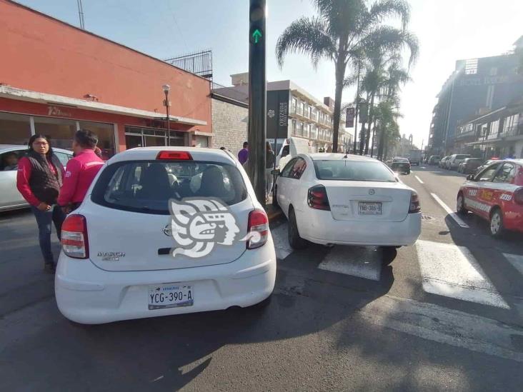 Chocan vehículos en Orizaba; hay tres personas lesionadas