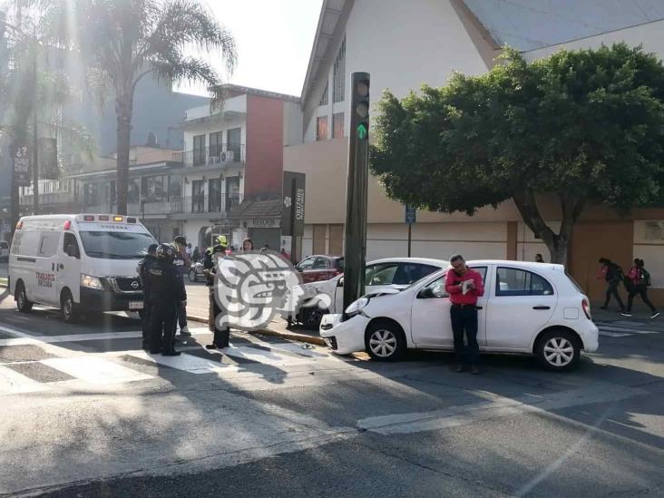 Chocan vehículos en Orizaba; hay tres personas lesionadas