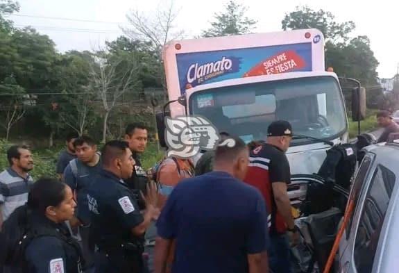 Fuerte choque en Cosoleacaque; hay una persona prensada