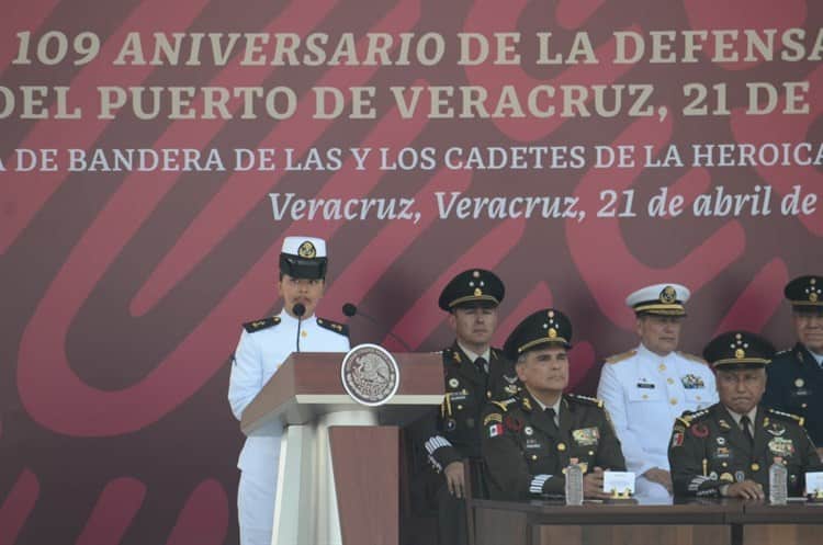 Cadetes de la Naval Militar realizan Jura de Bandera en Veracruz