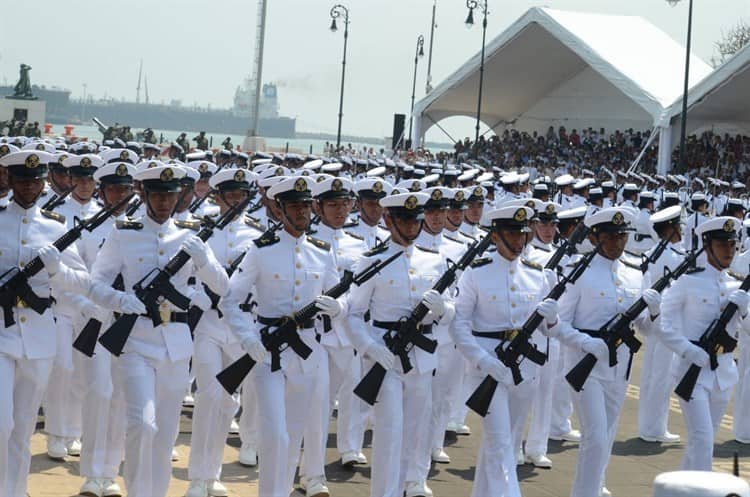 Cadetes de la Naval Militar realizan Jura de Bandera en Veracruz