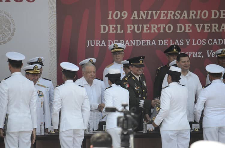 Cadetes de la Naval Militar realizan Jura de Bandera en Veracruz