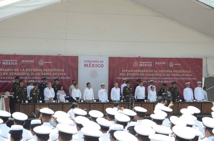 Cadetes de la Naval Militar realizan Jura de Bandera en Veracruz