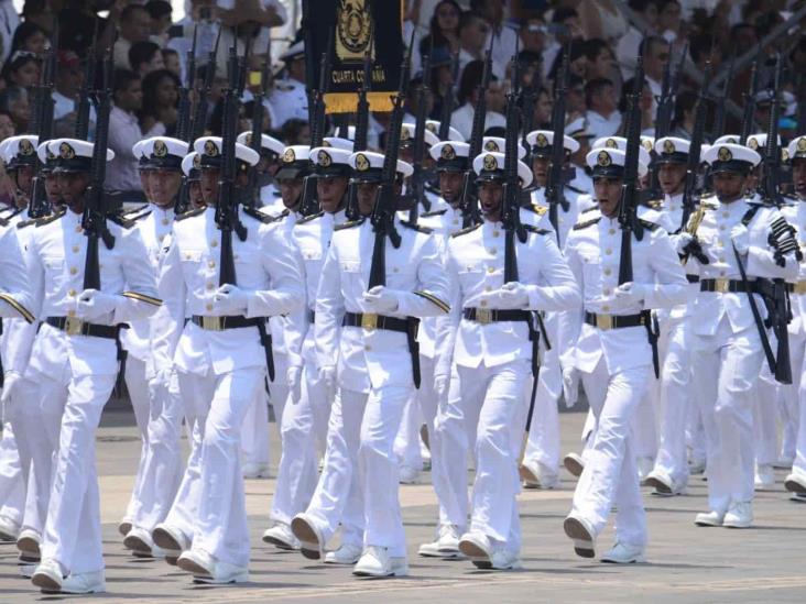 Cadetes de la Naval Militar realizan Jura de Bandera en Veracruz