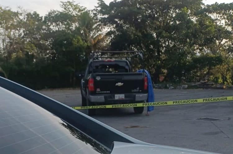 Hallan a hombre sin vida en camioneta abandonada en la autopista Córdoba - Orizaba