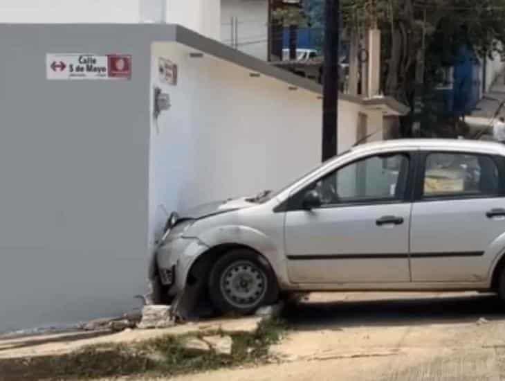 Se queda sin frenos y choca con vivienda en Acayucan; deja auto como pago (+Vídeo)