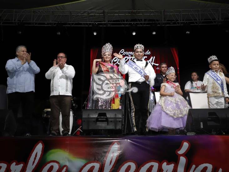 Coronaron a los reyes de la alegría en Villa Cuichapa