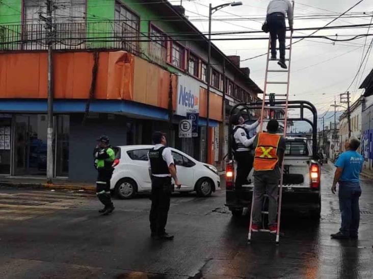 Trabajan electricistas para restaurar energía en Córdoba tras tormenta