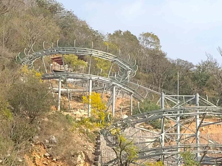 Casi le roban su vehículo en estacionamiento del Tobogán de la Montaña, en Orizaba