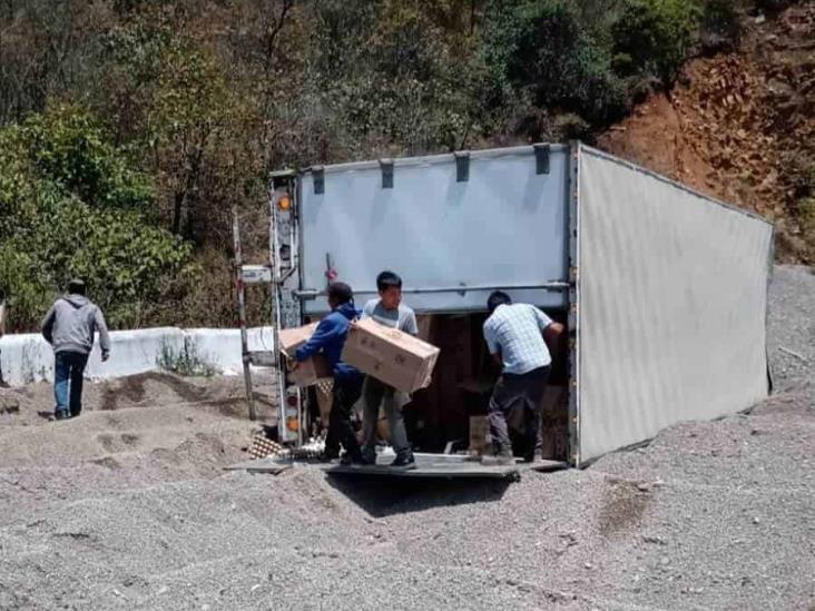 Vuelca camión cargado con huevos en la Puebla-Orizaba