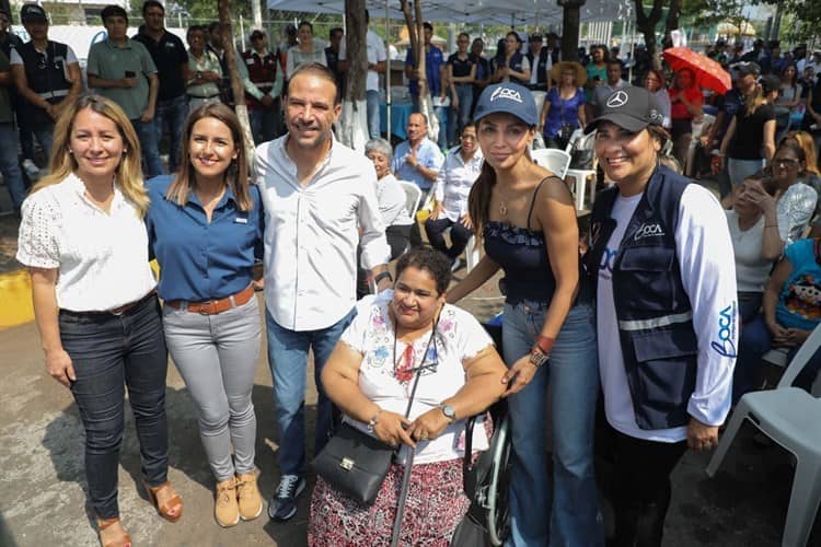 Alcalde de Boca del Río lleva brigada médica a la colonia Rémes