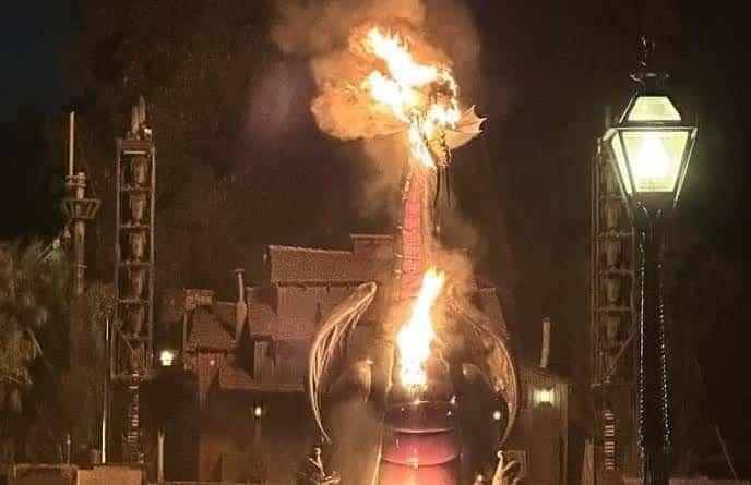 Dragón de Disneyland arde en llamas en pleno espectáculo