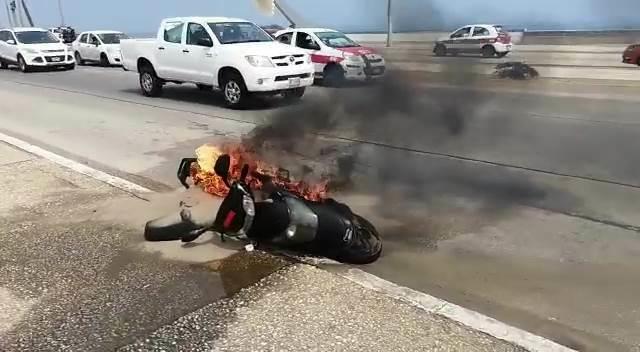 Se quema motoneta en el malecón de Coatzacoalcos (+Video)