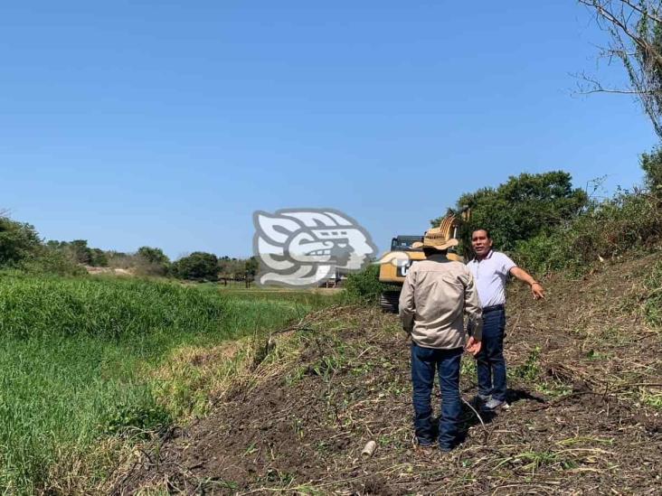 Continúan dragado del canal que abastece agua a Texistepec