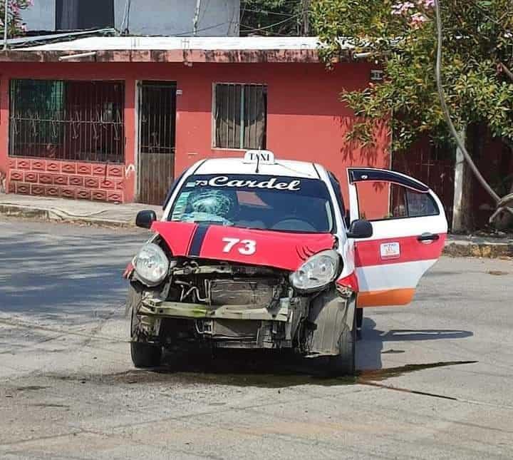 Taxi y particular chocan en cruce de Ciudad Cardel