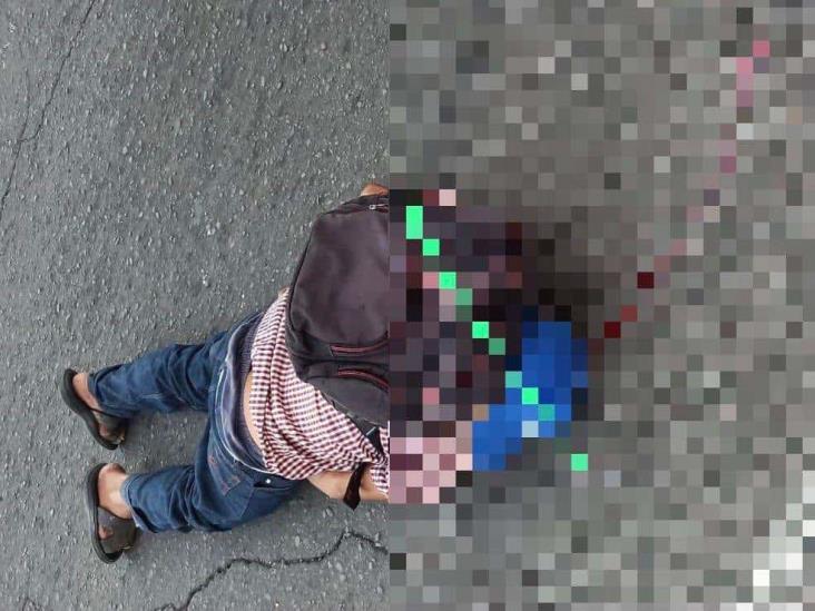 Cae de cabeza sujeto ebrio y casi se mata en calle de Veracruz