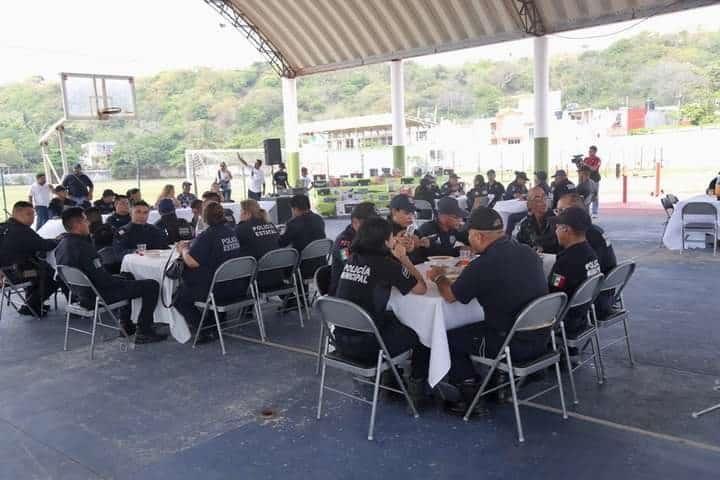 Festejan a los policías de Alvarado