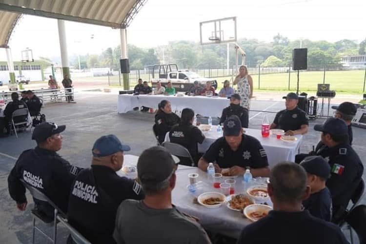 Festejan a los policías de Alvarado