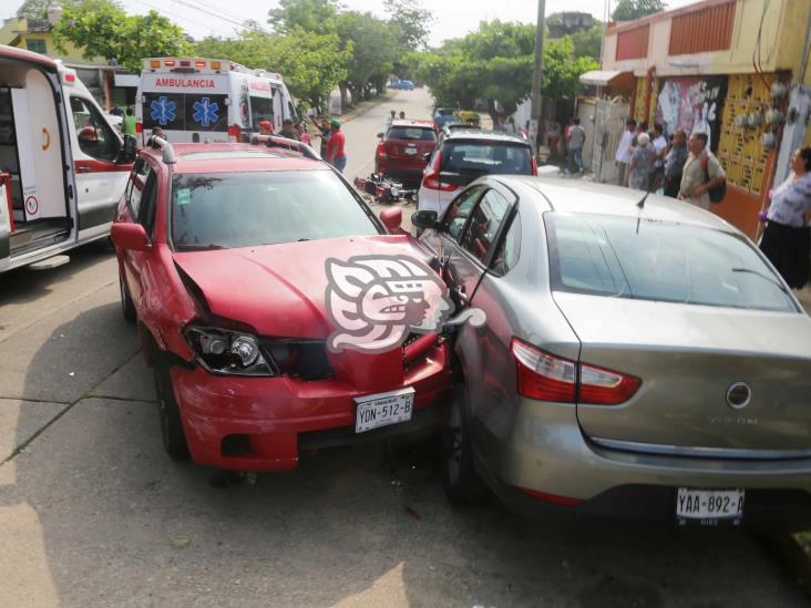 ¡Carambola! Taxista provoca aparatoso accidente en Coatzacoalcos