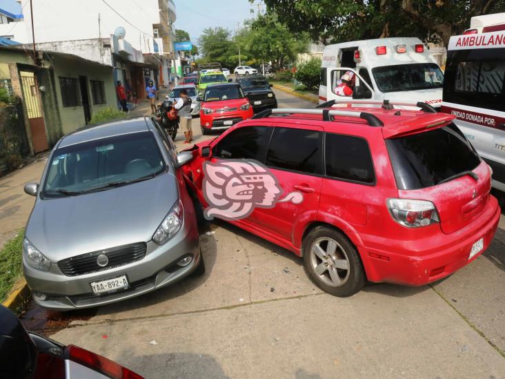 ¡Carambola! Taxista provoca aparatoso accidente en Coatzacoalcos