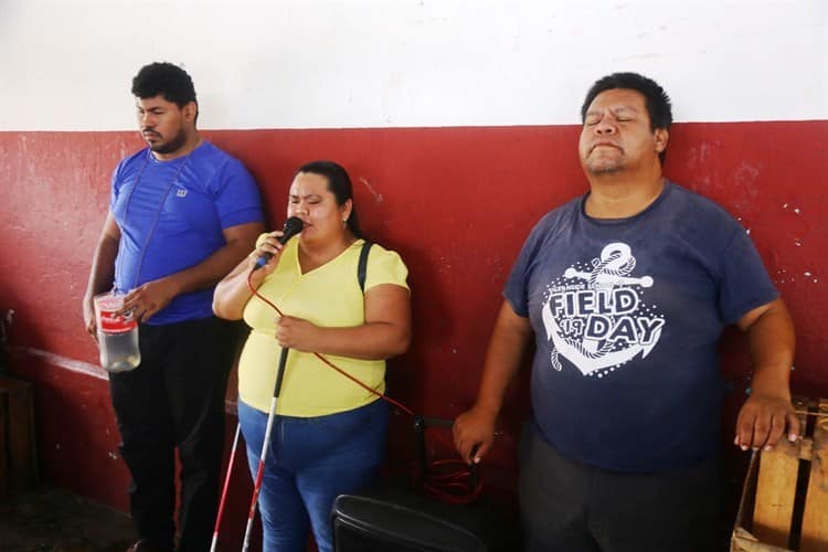 Amigos invidentes se ganan la vida cantando en Coatzacoalcos (+Video)