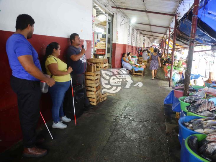 Amigos invidentes se ganan la vida cantando en Coatzacoalcos (+Video)