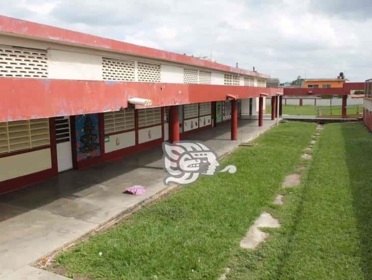 Cae rayo en primaria de Las Choapas; aula registra severos daños