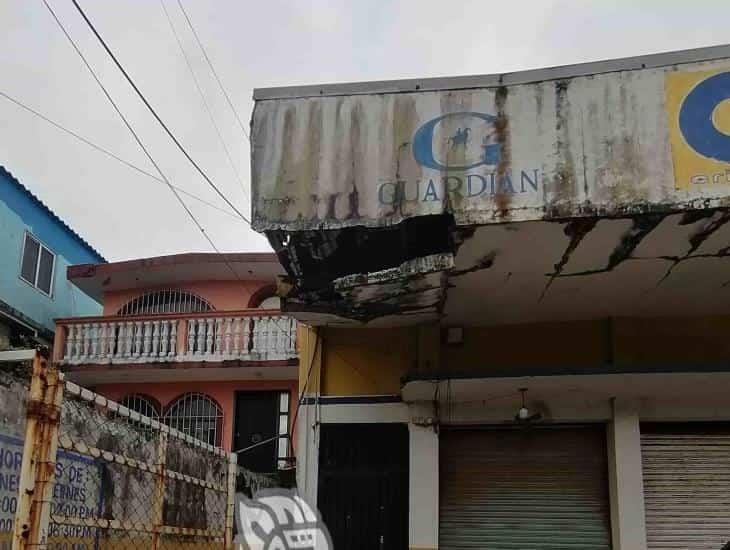 ¡Cuidado! Se desmorona marquesina en Coatzacoalcos