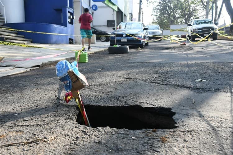 Tremendo socavón en Araucarias puso en riesgo a conductores