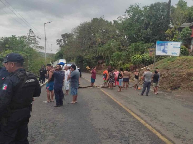 Familias de San Andrés Tuxtla, a punto de ser sepultadas por deslave