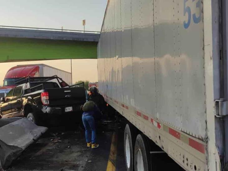 Tráiler embiste a vehículos al quedarse sin frenos en carretera (+video)