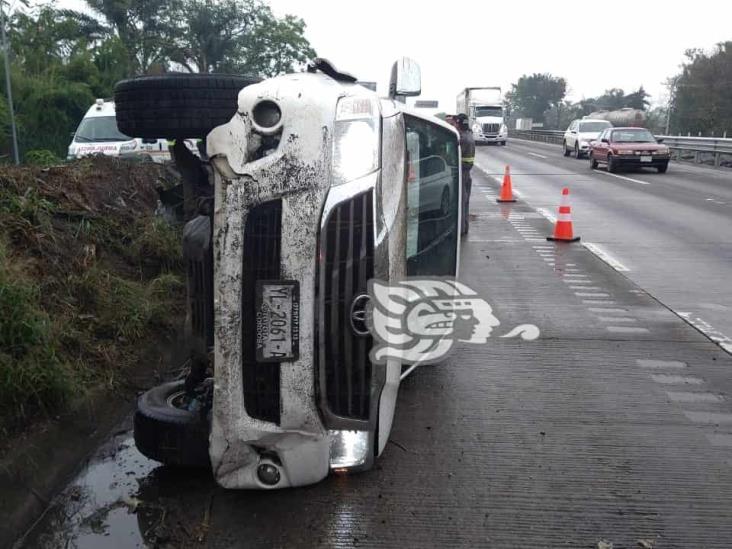 Vuelca camioneta en la Córdoba-Orizaba; 2 heridos