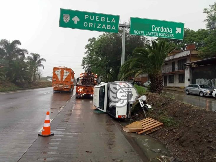 Vuelca camioneta en la Córdoba-Orizaba; 2 heridos