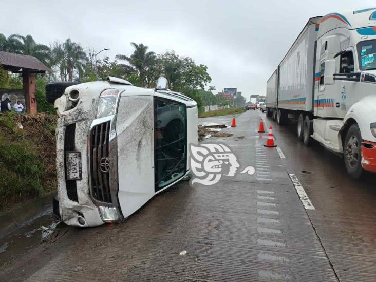 Vuelca camioneta en la Córdoba-Orizaba; 2 heridos