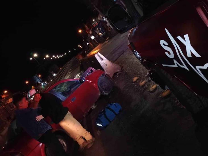 Auto es chocado contra muro del puente Bicentenario, en Xalapa