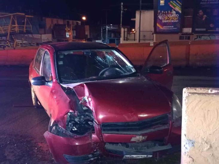 Auto es chocado contra muro del puente Bicentenario, en Xalapa